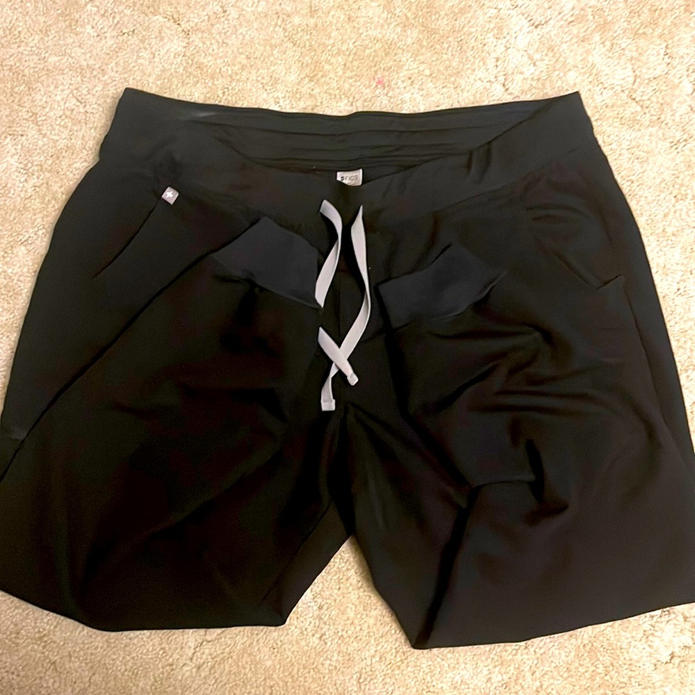Black Zamora joggers and Catarina top from Figs. Size XL, petite